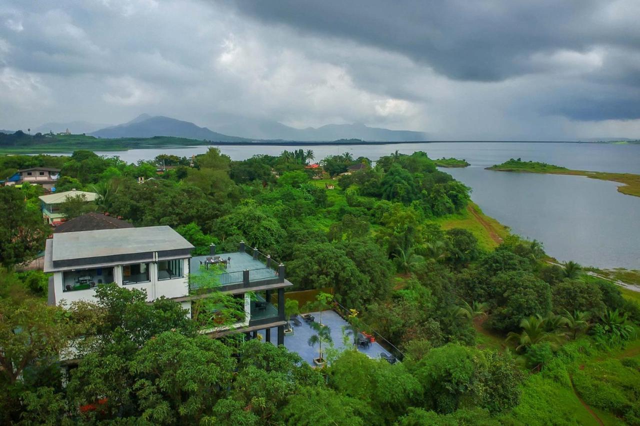 Sunset Boulevard By Stayvista - Lakeside Villa With Pet-Friendly Ambiance, Deck, Terrace, Plunge Pool & Modern Flair Karjat Exterior foto